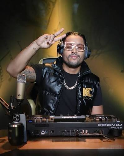 DJ de KC Music en su cabina con audífonos